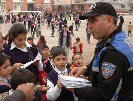 Polis öğrencileri broşürle uyardı