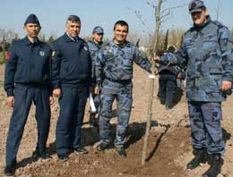 Askerler şehitler anısına fidan dikti