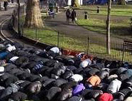 Okulu namaz kılarak protesto ettiler