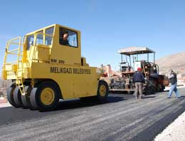 Melikgazi'de yol çalışmaları sürüyor