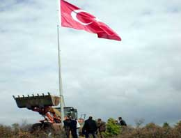 Harmancık'a dev Türk bayrağı dikildi